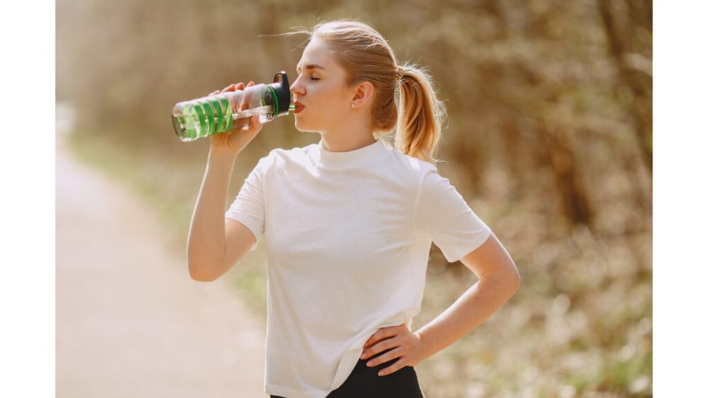 水筒を飲む女性